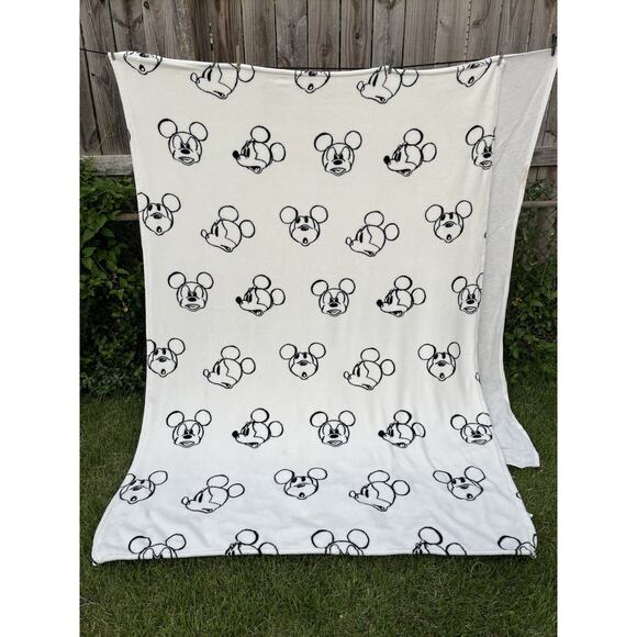 Disney Mickey Mouse Plush Blanket Cartoon Illustration Face Black White - Picture 1 of 4